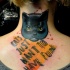 Tatuaje en el cuello, gato negro con triángulos y inscripción