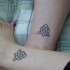 Tatuajes en las piernas, signo celta para amigos