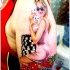 Tatuaje en el brazo,
chica en el casino