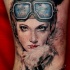 Tatuaje  de mujer pilota hermosa  atenta