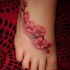 bel ramo di ciliegio fiorito tatuaggio su piede