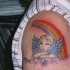 Tatuaggio colorato sul deltoide l'angelo e l'arcobaleno