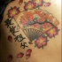 tatuaggio cinese con fiori di ciliegio e ventaglio