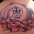simbolo cinese con fiori di ciliegio tatuaggio sulla schiena