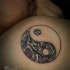 Kreisgeformtes Rücken Tattoo von Yin-Yang Symbol mit Blumen