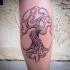 Kreis schwarzes Tattoo mit mystischem Baum