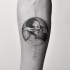 Círculo en forma de tatuaje de antebrazo de aspecto creativo de retrato de mujer