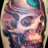 Tatuaggio sulla gamba il teschio colorato