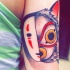 Tatuaje en el brazo, dos mitades de monstruos famosos adorables