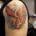 inchiostro colorato grifone tatuaggio su spalla