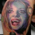 Tatuaje en el muslo,  vampiresa loca abigarrada