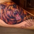 Tatuaje en el brazo,
oso pardo con garras largas