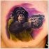 Tatuaje en el pecho, 
 chimpancé con arma