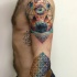 Tatuagem de manga colorida criativa olhando de triângulo com olho e ornamentos florais