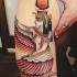 Tatuaje en el brazo colorido de la diosa Isis de Egipto.