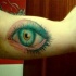 Tatuaje en el brazo de un ojo en color.