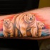 Tatuaje en el antebrazo,
familia de osos polares y aurora boreal