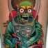 Tatuaje de criatura alienígena  en traje espacial