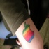 apple colorata ad arcobaleno disadattato tatuaggio