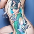 grande sirena colorata con ancora tatuaggio su costolette