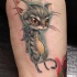 Tatuaje coloreado de un gato ángel.