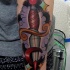 Tatuaje  de daga multicolor  en el antebrazo