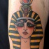 Tatuaje en el brazo de un egipcio coloreado.