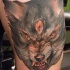 Tatuaje en la pierna,
lobo monstruoso con tercer ojo