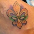 colorato fleur de lis tatuaggio sul piede