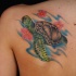 Tatuaje en el hombro, tortuga con flores