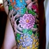 Farbige Blumen Tattoo am Bein