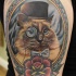 Tatuaje coloreado de un gato caballero por Phatt German.