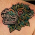 Tatuaje en el hombro,
cabeza de serpiente azteca