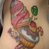 COLORATO TATUAGGIO CREMA GELATO DOLCI SULLE COSTOLLETTE