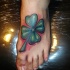 Tatuaje en el pie, trébol verde grande