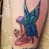 Tatuaje en la pierna, hada con alas azules claras y con cráneo