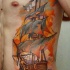 Tatuaje en las costillas, barco con velas ardientes