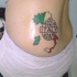 Tatuaje en la espalda baja, 
mapa de italia y sello hecho en italia