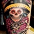 Tatuaje  de calavera sonriente en el sombrero