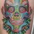 Tatuaje  de calavera de azúcar abigarrada