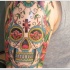 Tatuaje en el brazo,
 calavera de azúcar típico