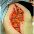 colorato  fibre nervose da sotto pelle tatuaggio su costolette