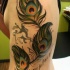 colorato piume di pavone con leone tatuaggio su costolette