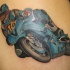 Tatuaje en el brazo, motociclista con moto de color azul