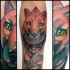 Tatuaje en el antebrazo, zorro en un traje, diseño multicolor