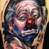 Tatuaje en el brazo,
payaso triste con la nariz roja
