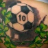 colorato palla da calcio con trifoglio verde tatuaggio