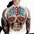 Tatuaggio colorato sulla schiena il teschio