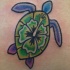tartaruga colorata con fiore tatuaggio