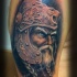 colorato guerriero vichingo tatuaggio a mezza manica